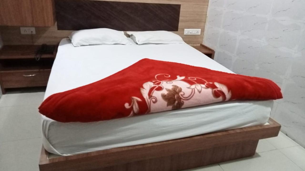 Hotel Shree Krishna 阿穆达巴 外观 照片